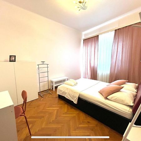 Downtown Unirii Square Private Economy Rooms With Shared Amenities Bukarest Exterior foto