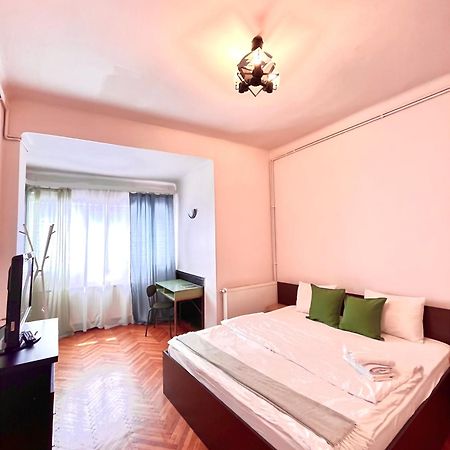 Downtown Unirii Square Private Economy Rooms With Shared Amenities Bukarest Exterior foto