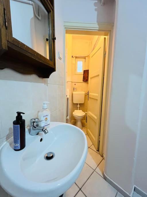 Downtown Unirii Square Private Economy Rooms With Shared Amenities Bukarest Exterior foto