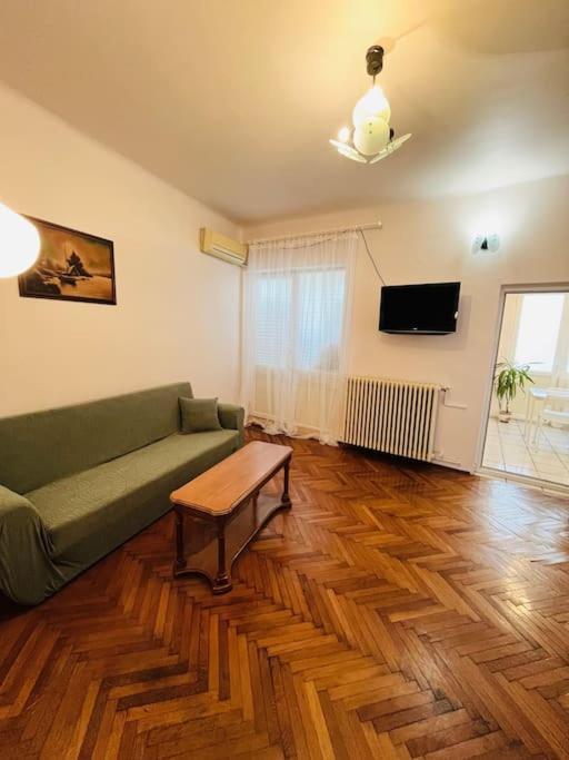 Downtown Unirii Square Private Economy Rooms With Shared Amenities Bukarest Exterior foto