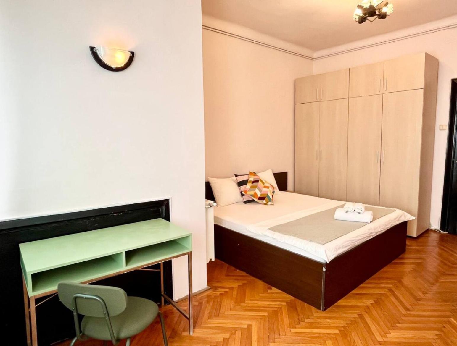 Downtown Unirii Square Private Economy Rooms With Shared Amenities Bukarest Exterior foto