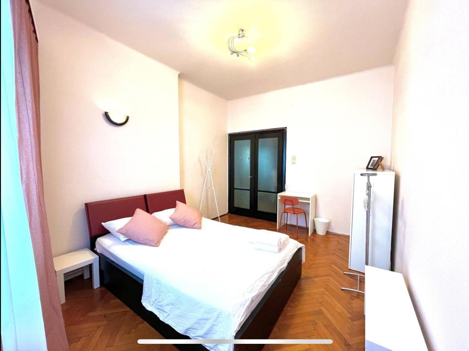 Downtown Unirii Square Private Economy Rooms With Shared Amenities Bukarest Exterior foto