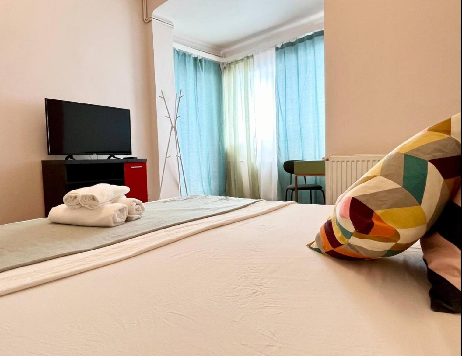 Downtown Unirii Square Private Economy Rooms With Shared Amenities Bukarest Exterior foto