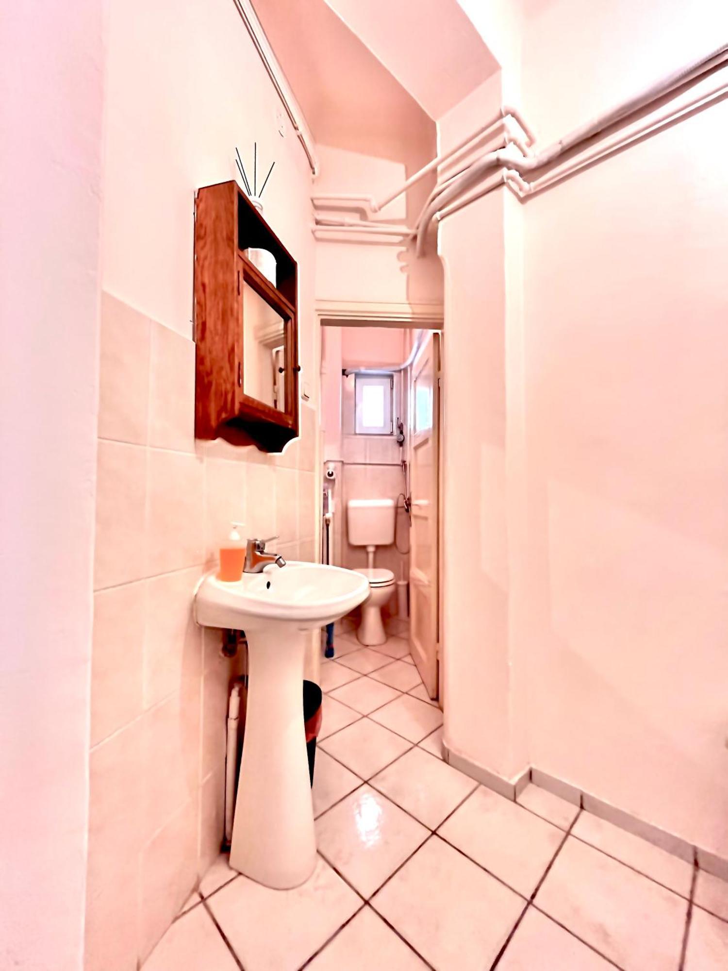 Downtown Unirii Square Private Economy Rooms With Shared Amenities Bukarest Exterior foto