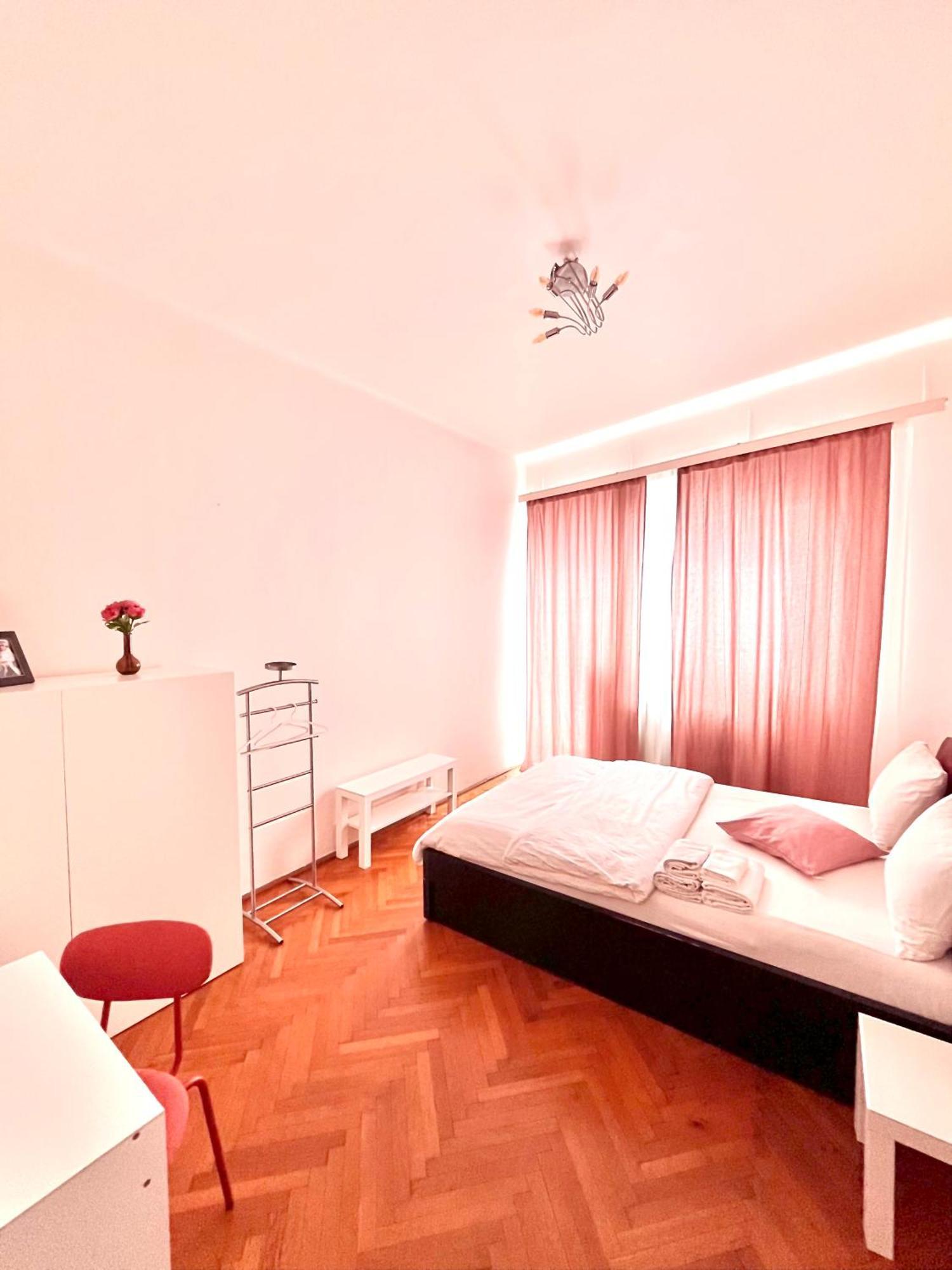 Downtown Unirii Square Private Economy Rooms With Shared Amenities Bukarest Exterior foto