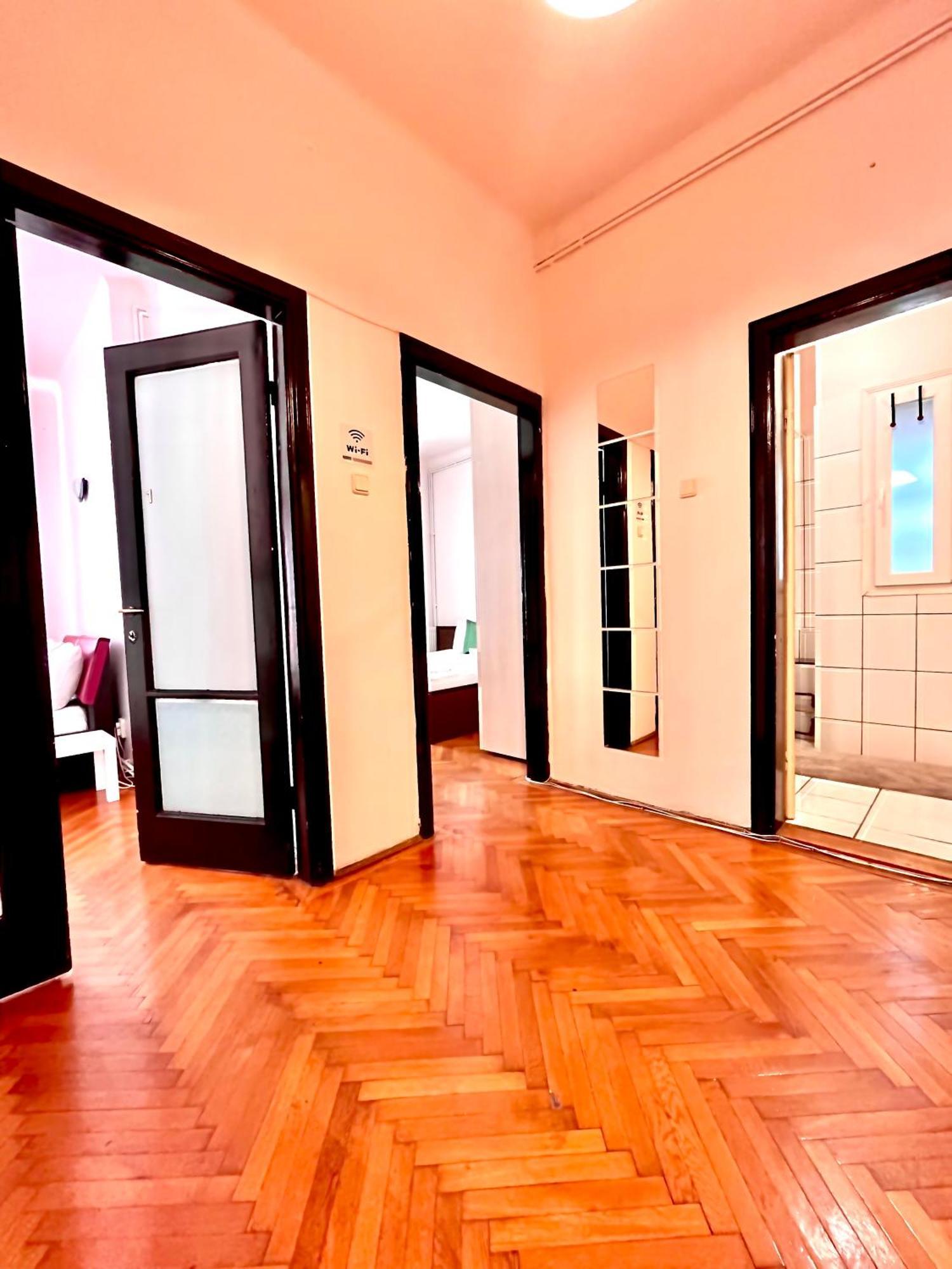 Downtown Unirii Square Private Economy Rooms With Shared Amenities Bukarest Exterior foto