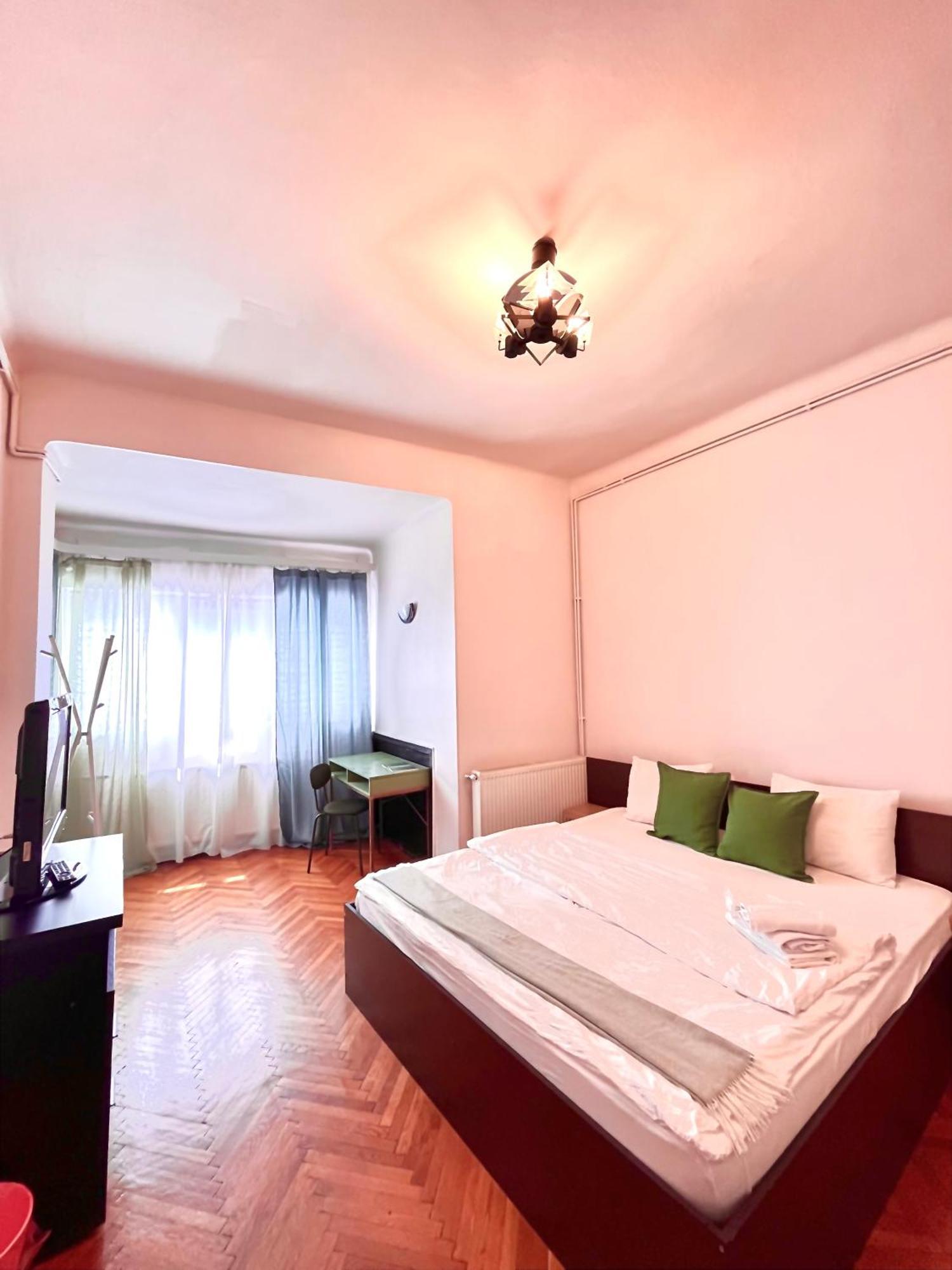 Downtown Unirii Square Private Economy Rooms With Shared Amenities Bukarest Exterior foto