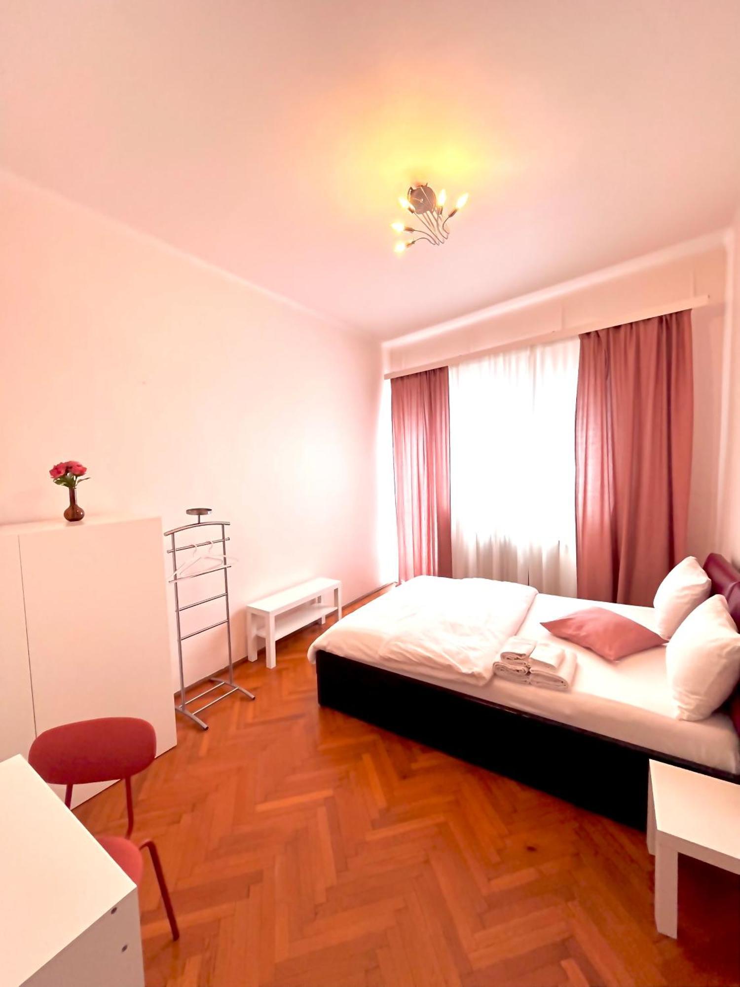 Downtown Unirii Square Private Economy Rooms With Shared Amenities Bukarest Exterior foto
