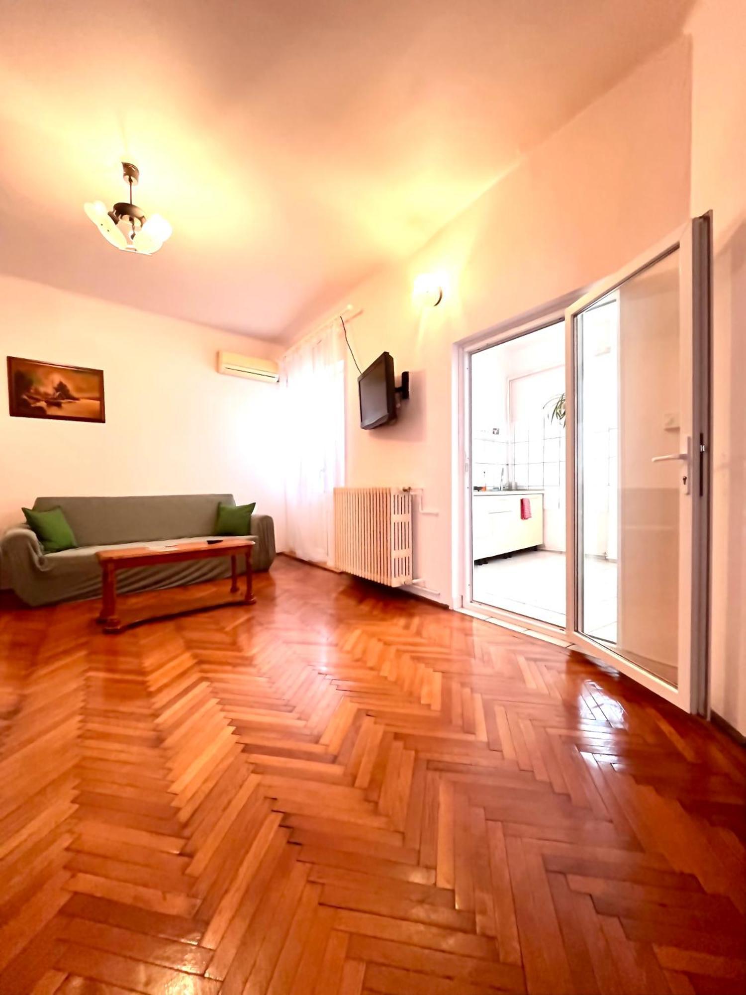 Downtown Unirii Square Private Economy Rooms With Shared Amenities Bukarest Exterior foto